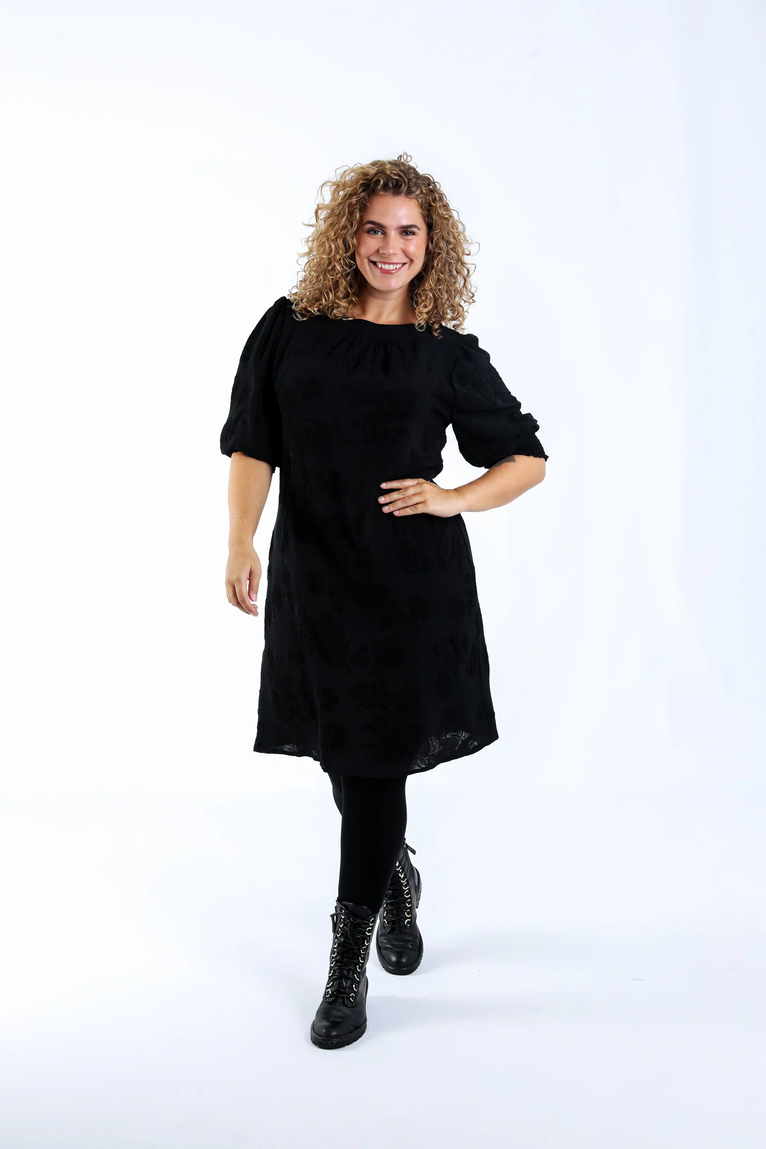 Robe courte unie avec motif en relief - Image 7