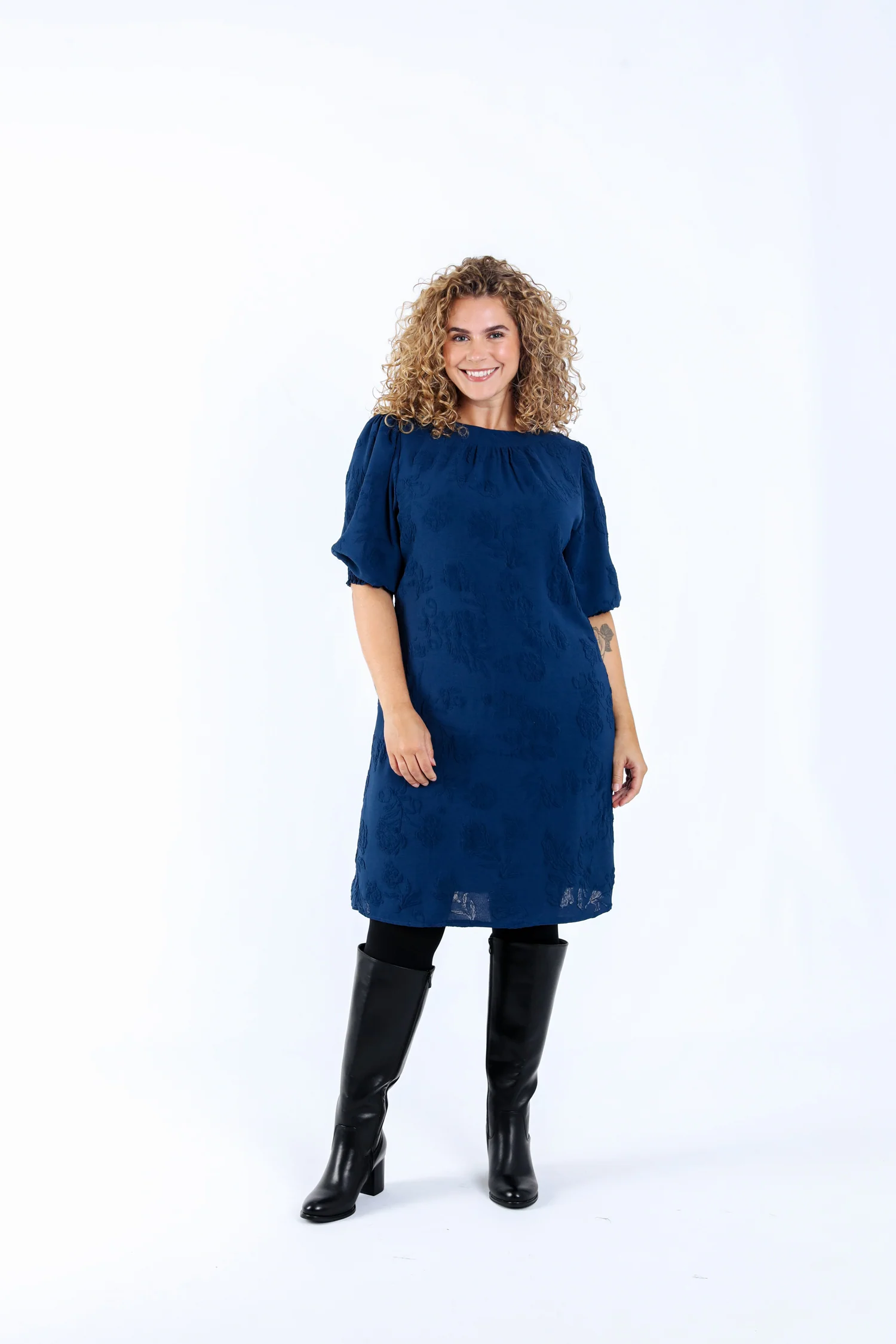 Robe courte unie avec motif en relief