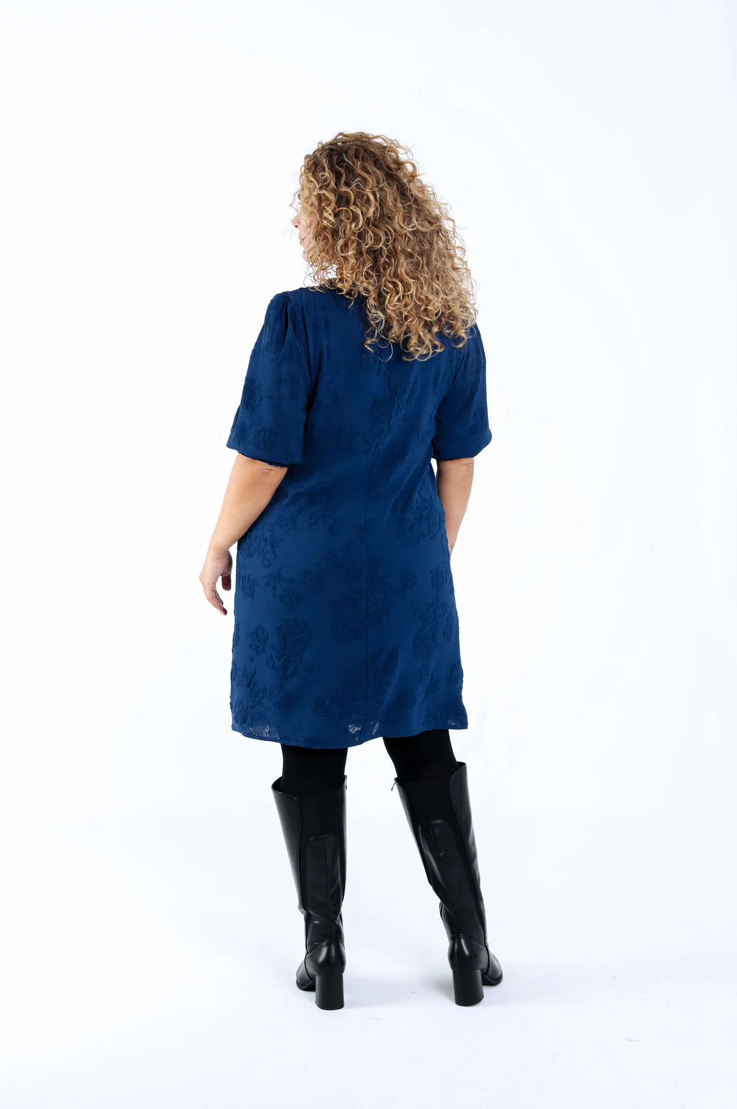 Robe courte unie avec motif en relief - Image 2