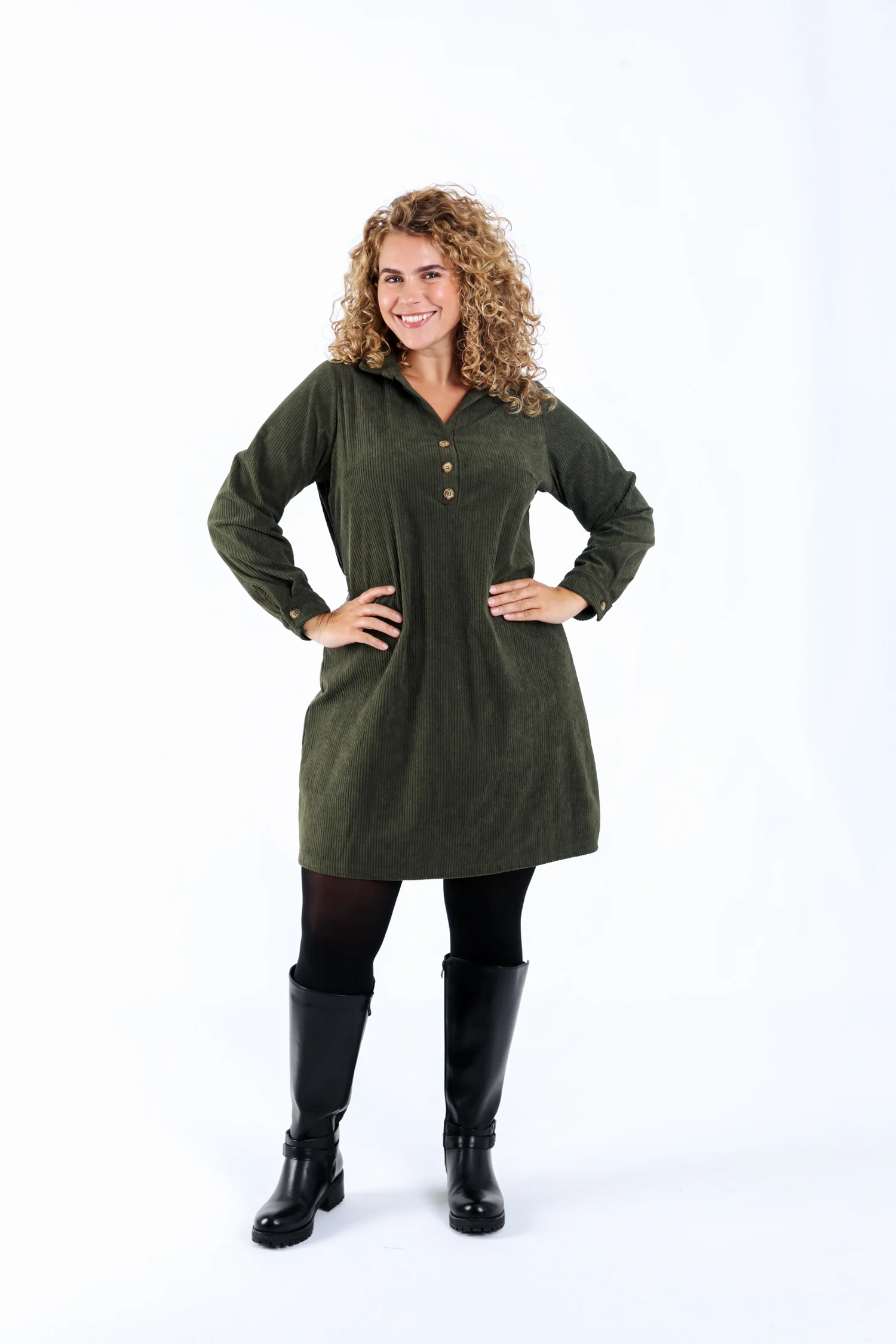 Robe courte unie en velours côtelé