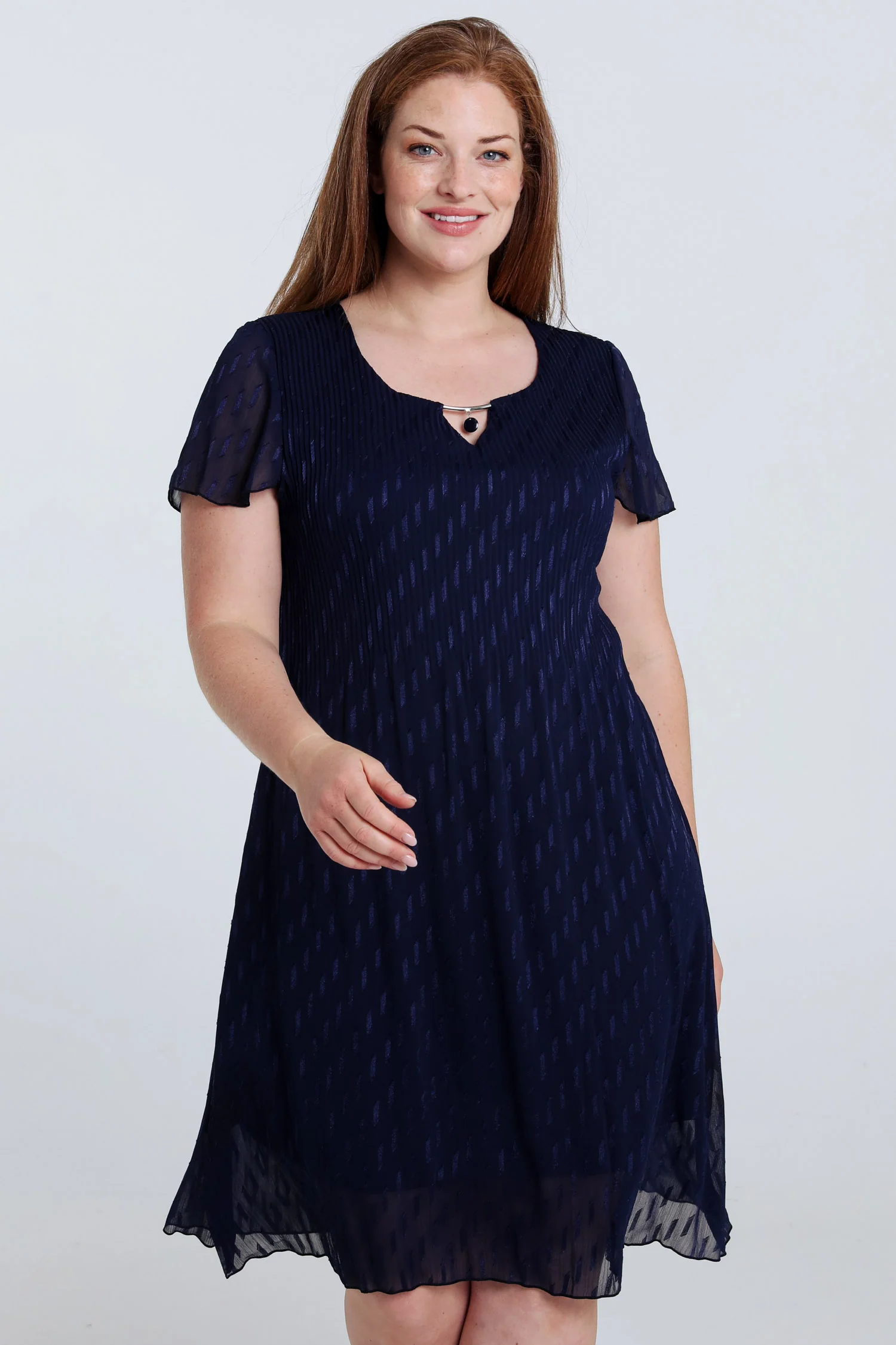Robe courte unie en voile plissé