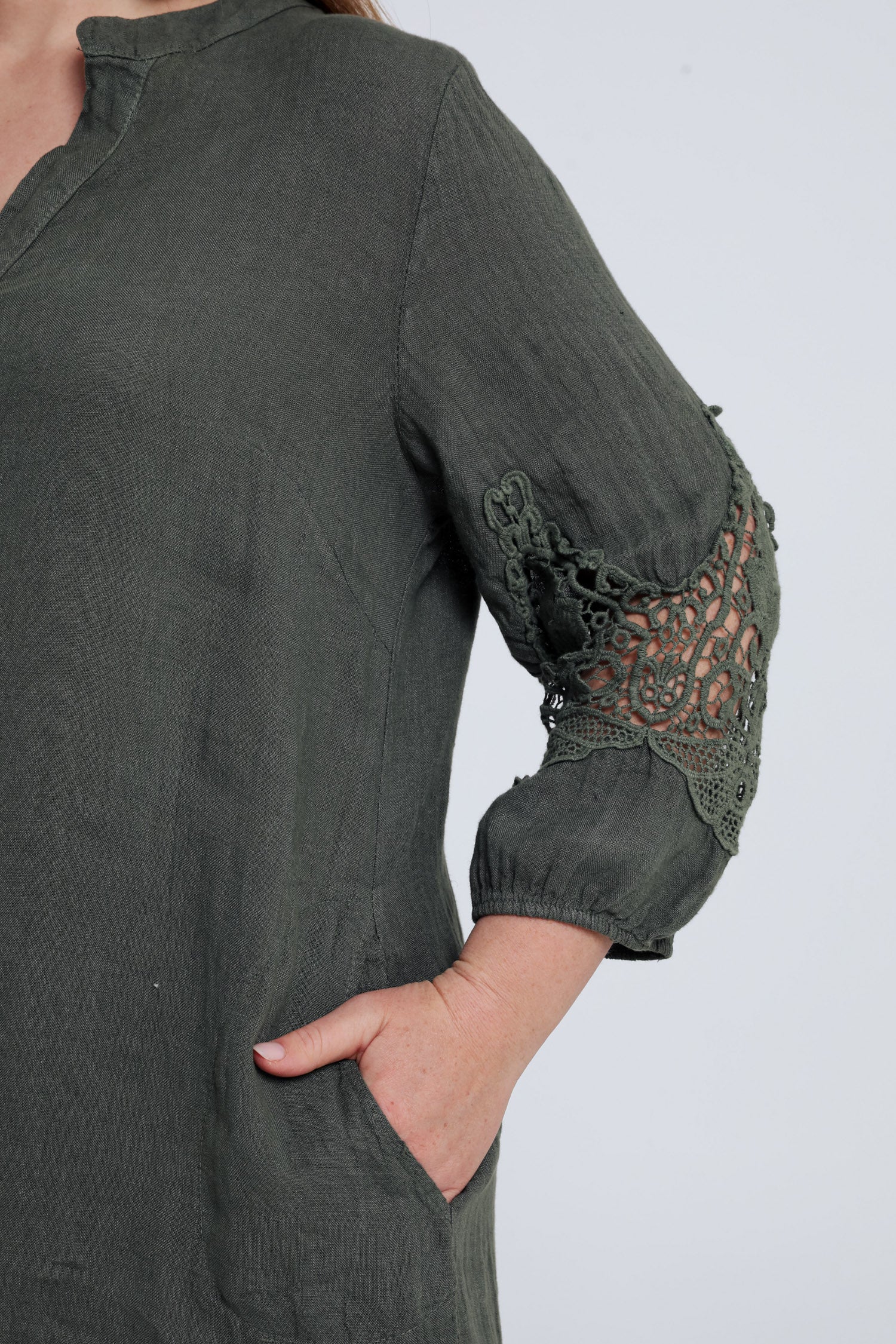 Robe tunique unie en lin détail macramé - Image 6