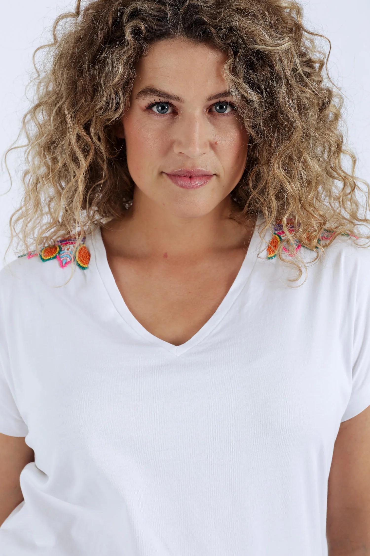 T-shirt en coton uni avec mandala en perles - Image 6