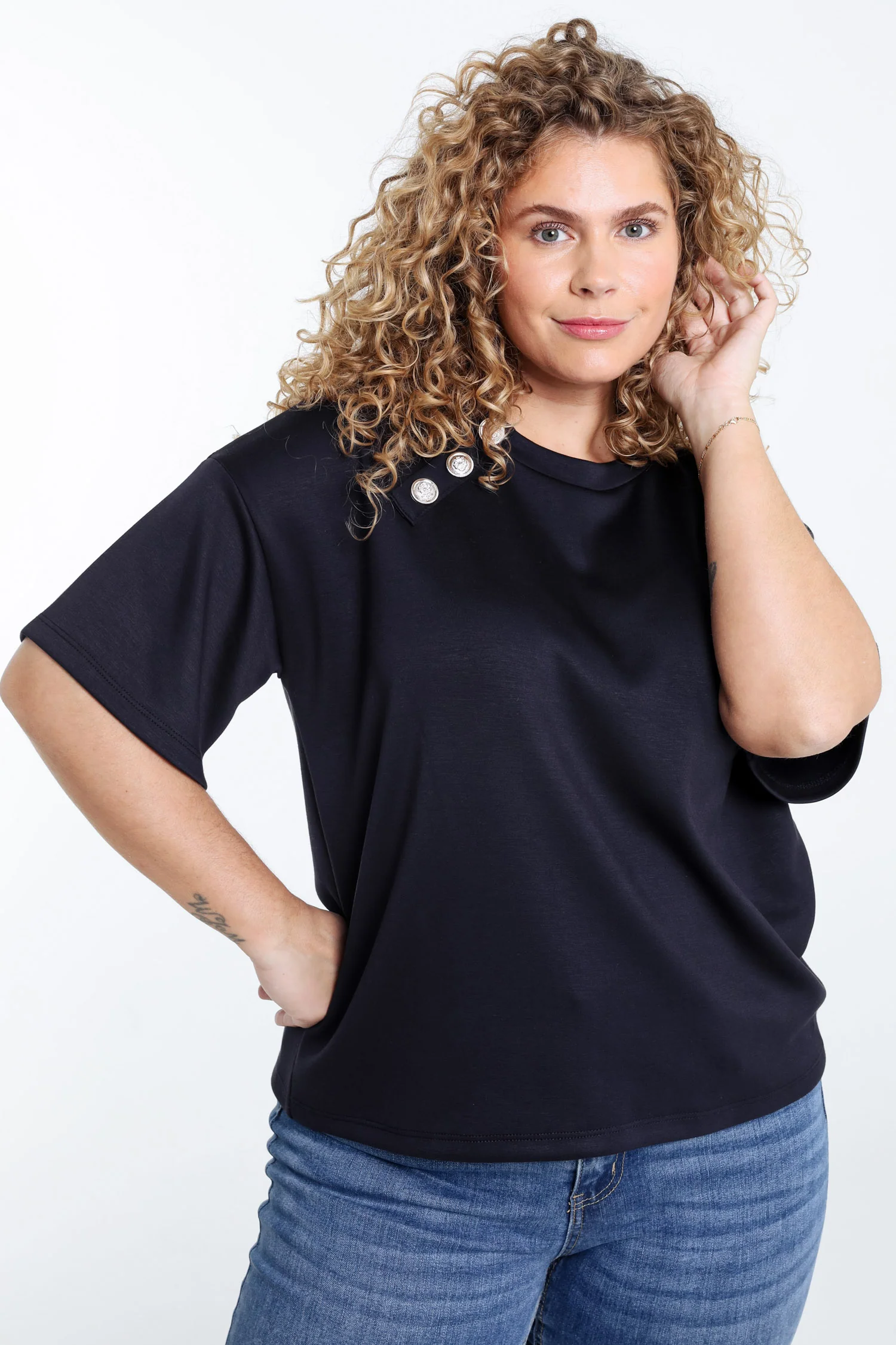 T-shirt uni avec boutons décoratifs