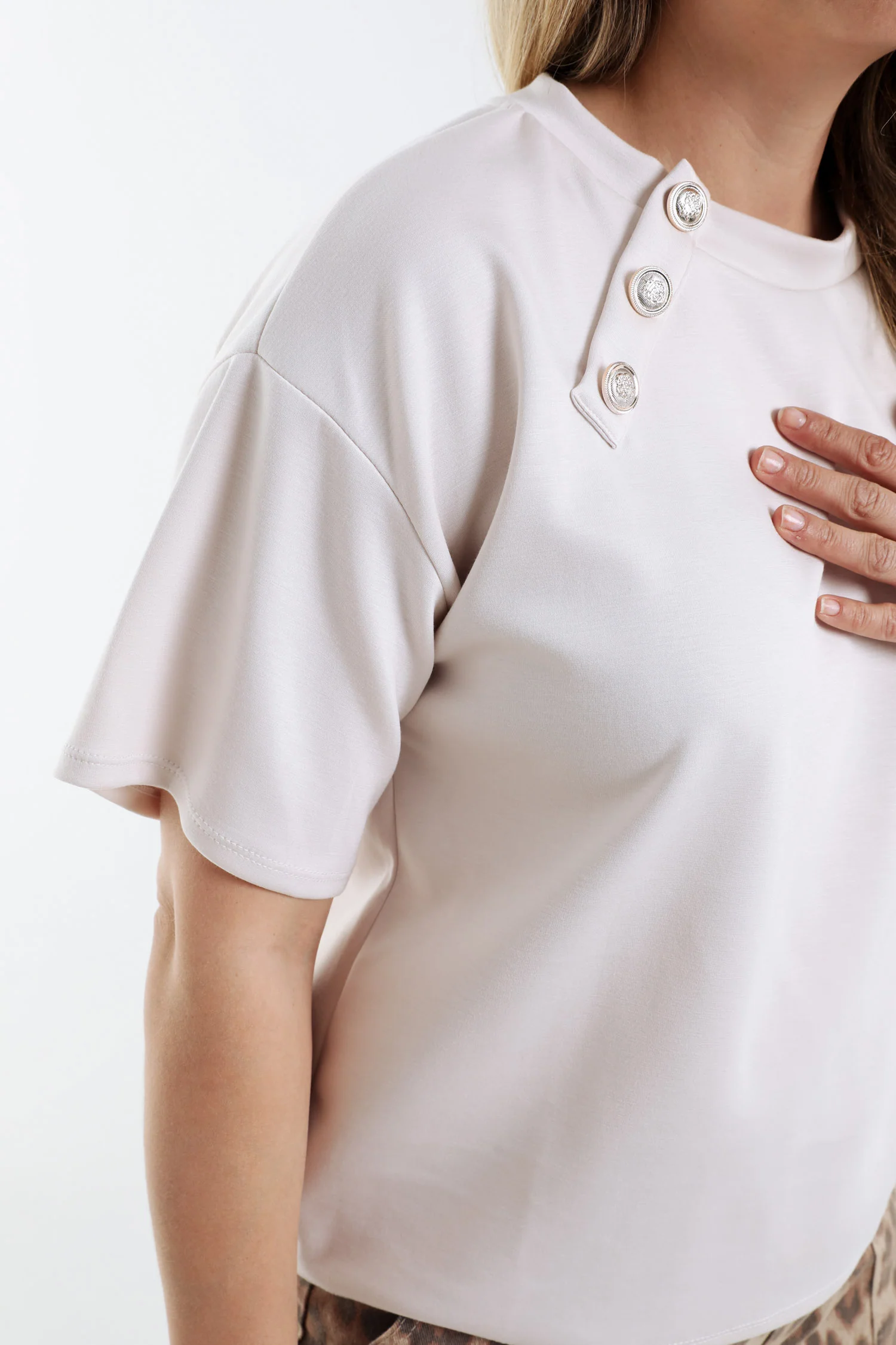 T-shirt uni avec boutons décoratifs - Image 17