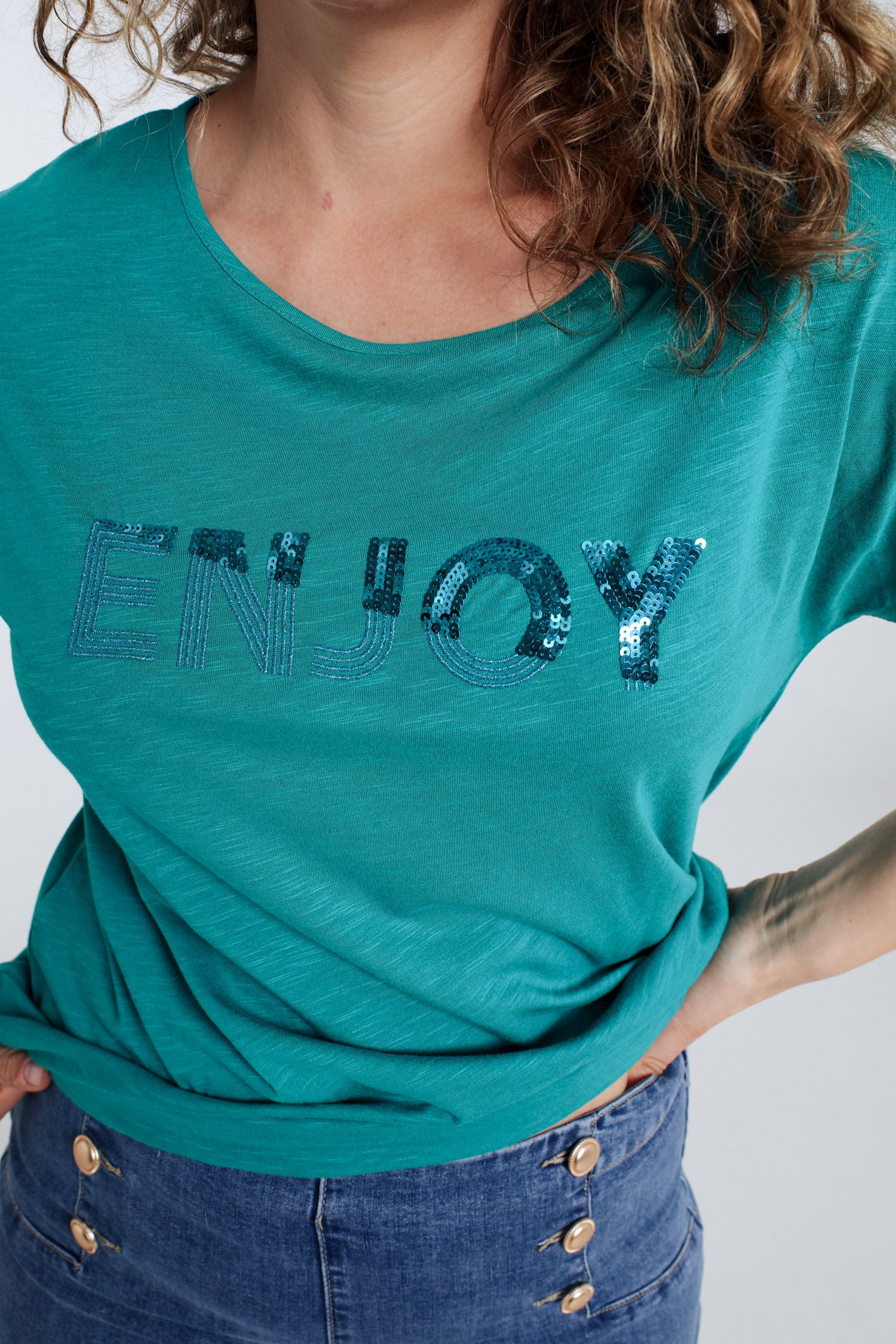 T-shirt uni avec broderie Enjoy et sequins - Image 16