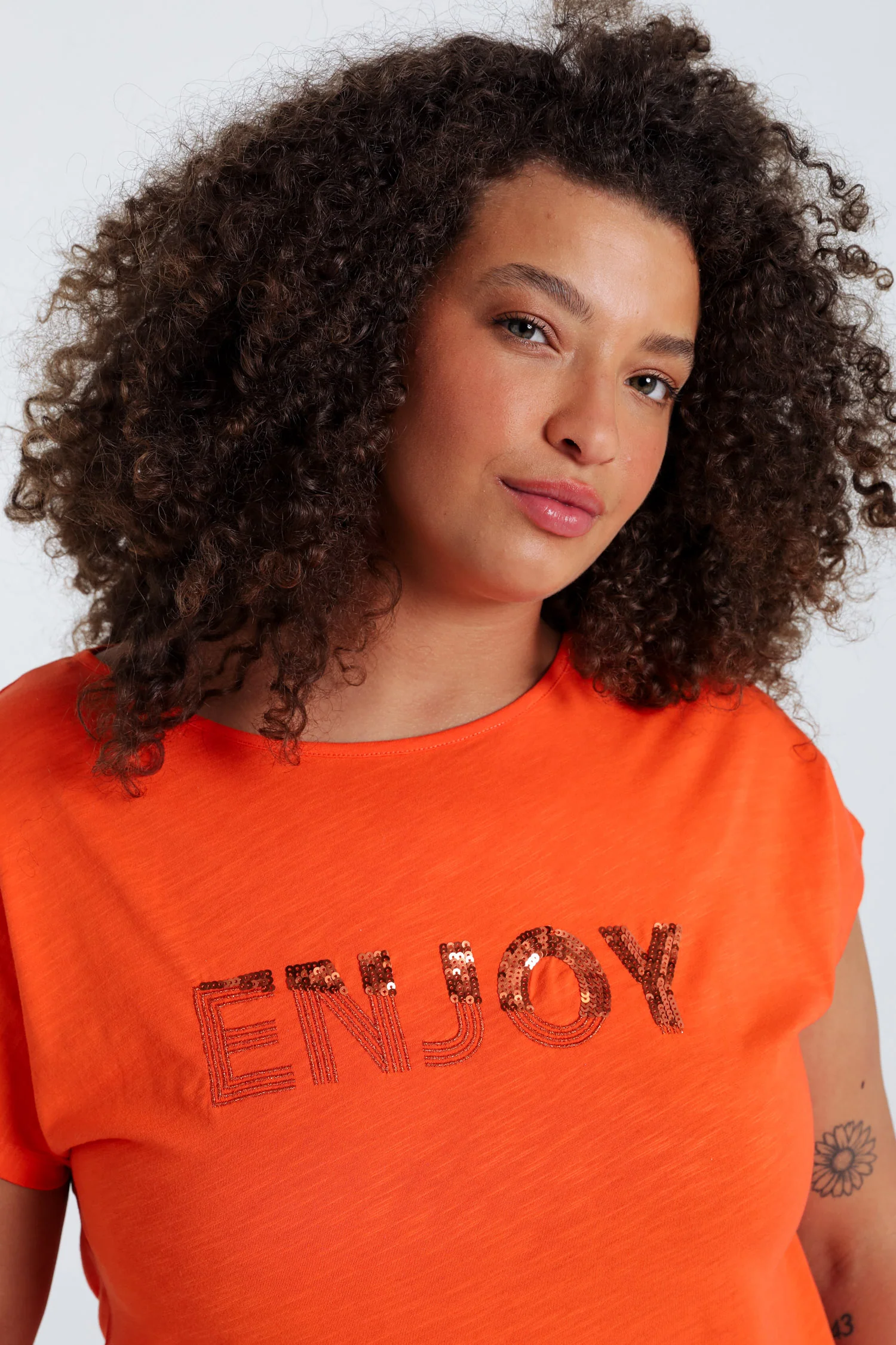 T-shirt uni avec broderie Enjoy et sequins - Image 26