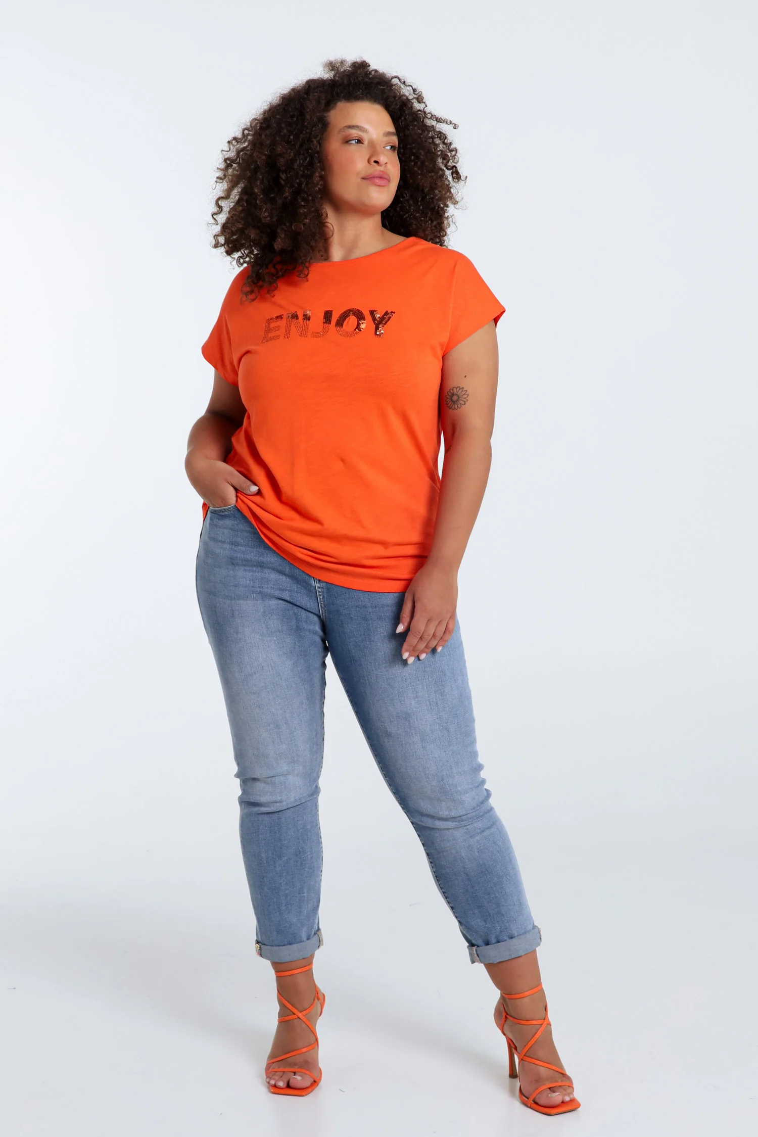 T-shirt uni avec broderie Enjoy et sequins - Image 29