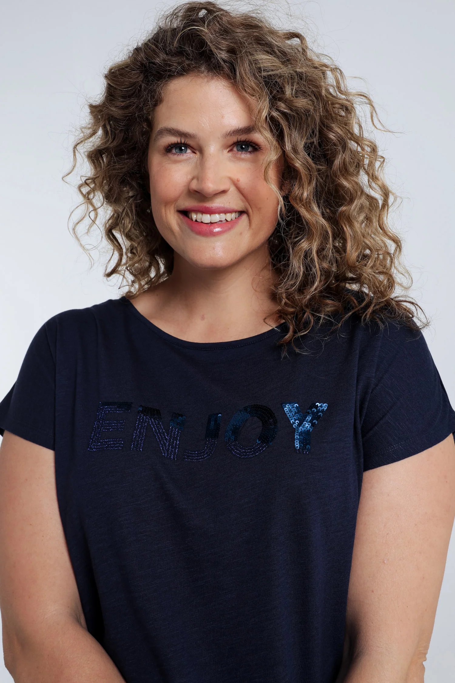 T-shirt uni avec broderie Enjoy et sequins - Image 3