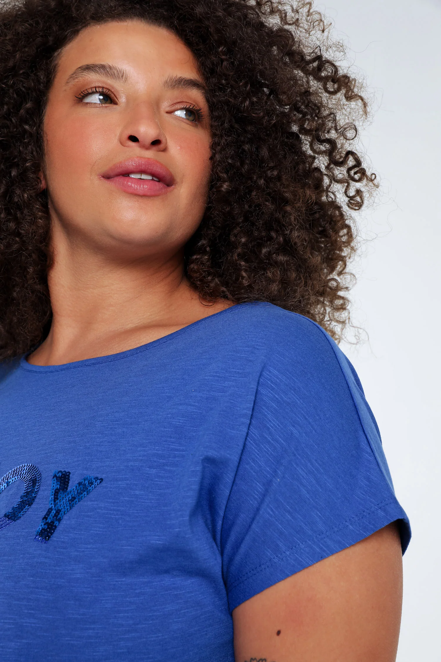 T-shirt uni avec broderie Enjoy et sequins - Image 39
