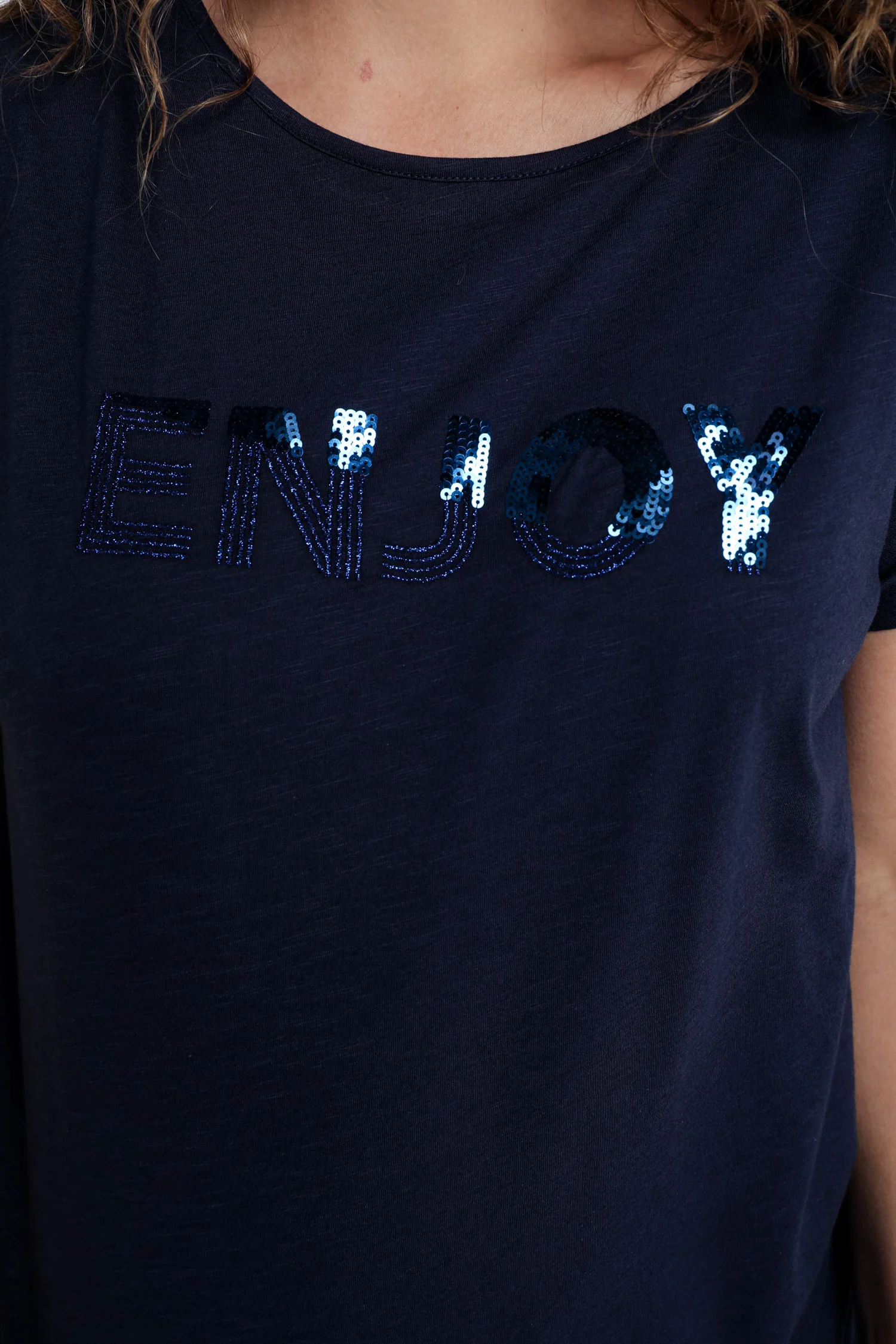 T-shirt uni avec broderie Enjoy et sequins - Image 4