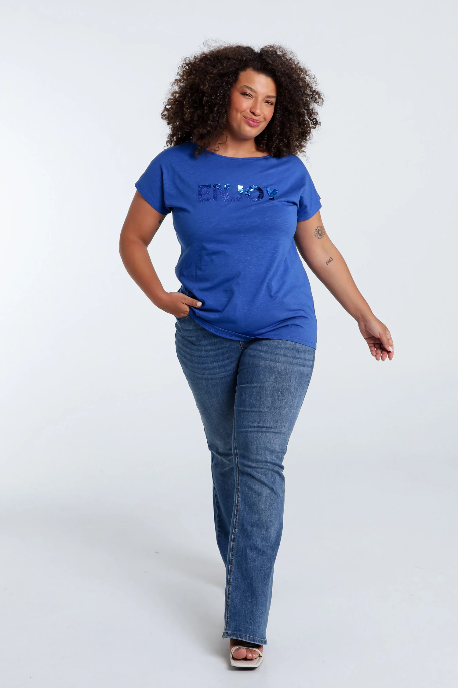 T-shirt uni avec broderie Enjoy et sequins - Image 40