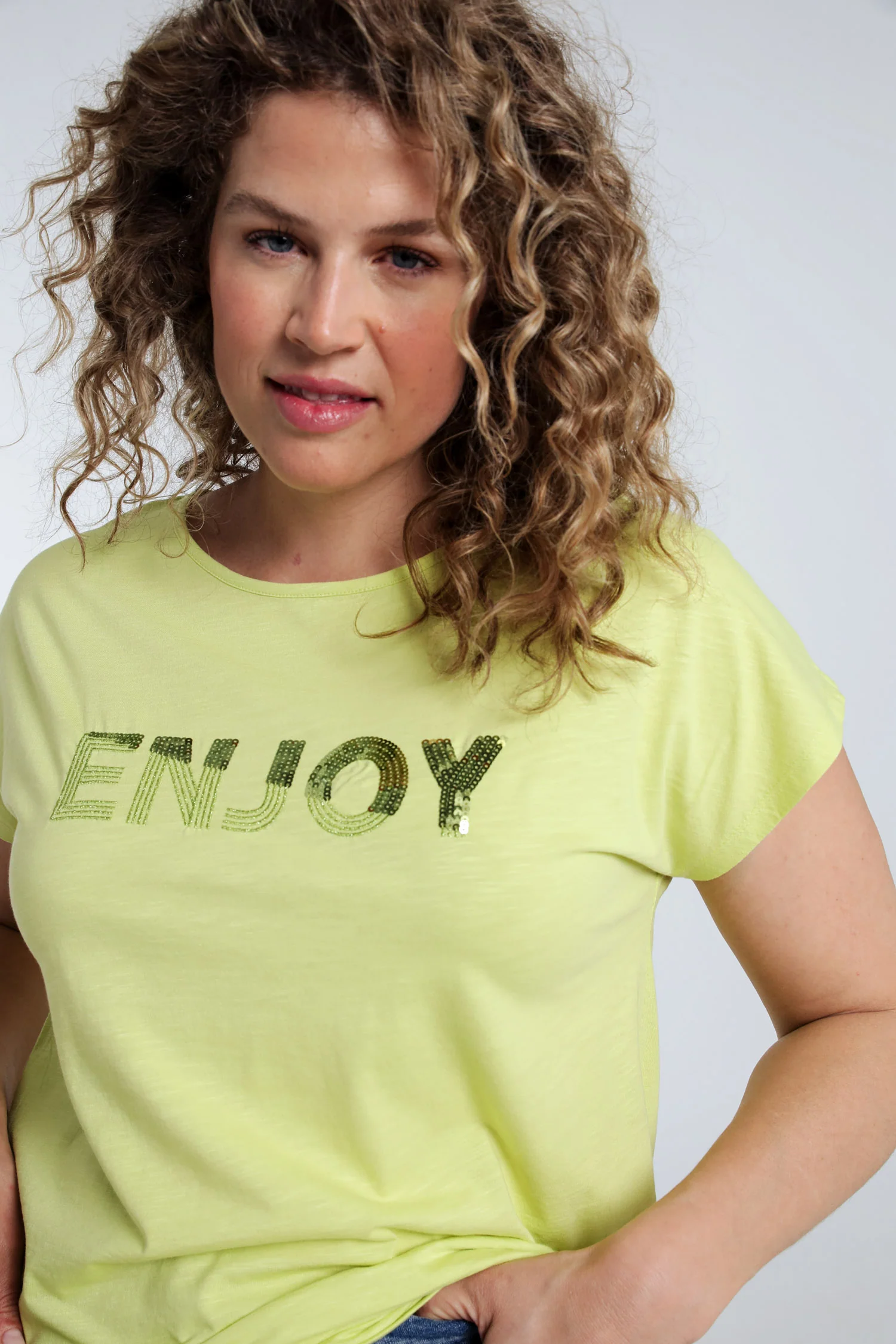 T-shirt uni avec broderie Enjoy et sequins - Image 50