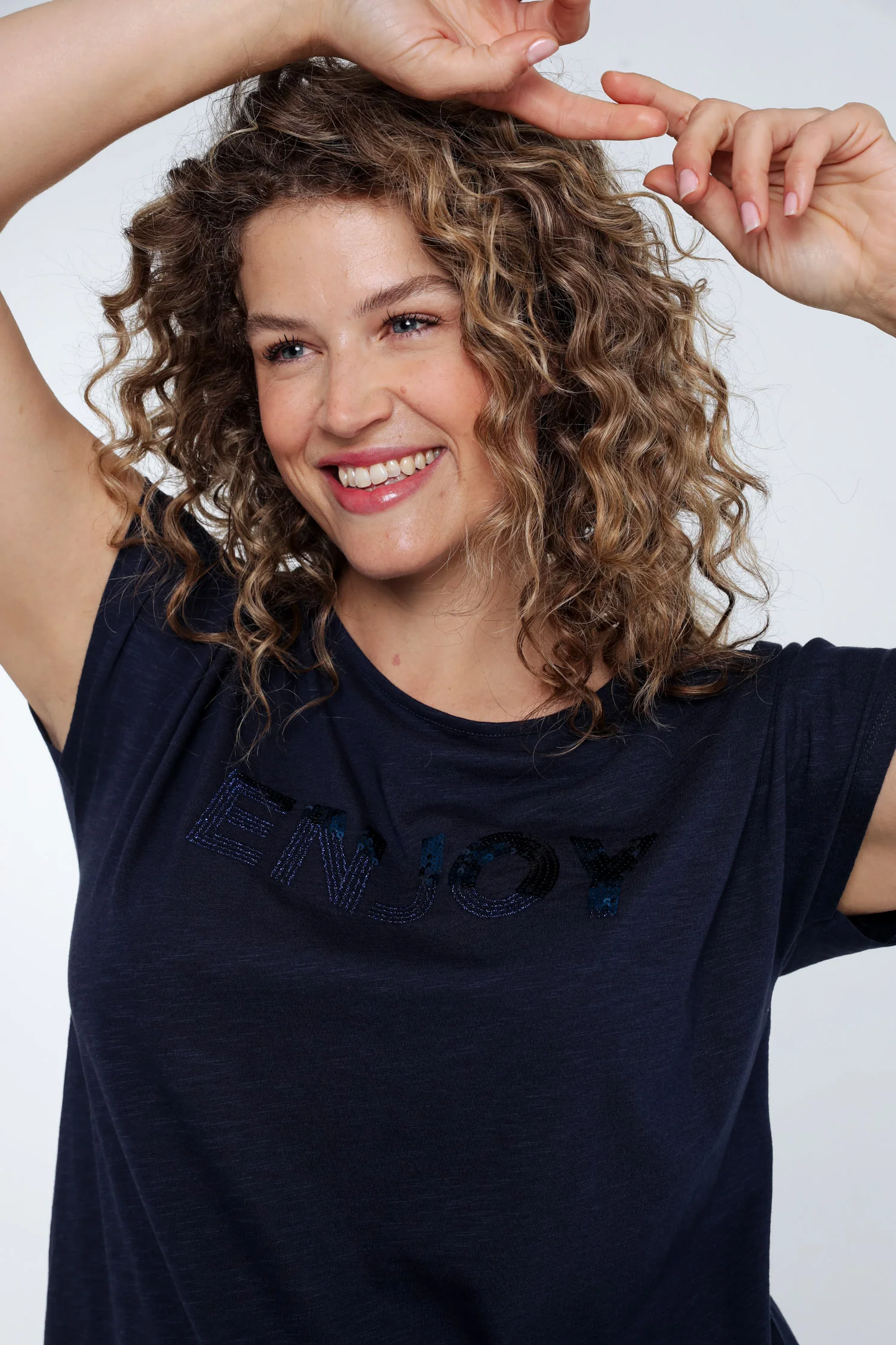 T-shirt uni avec broderie Enjoy et sequins - Image 6