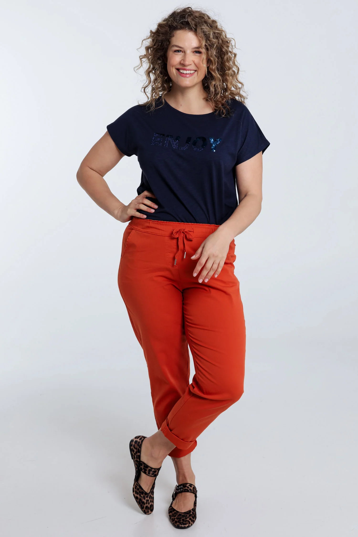 T-shirt uni avec broderie Enjoy et sequins - Image 8