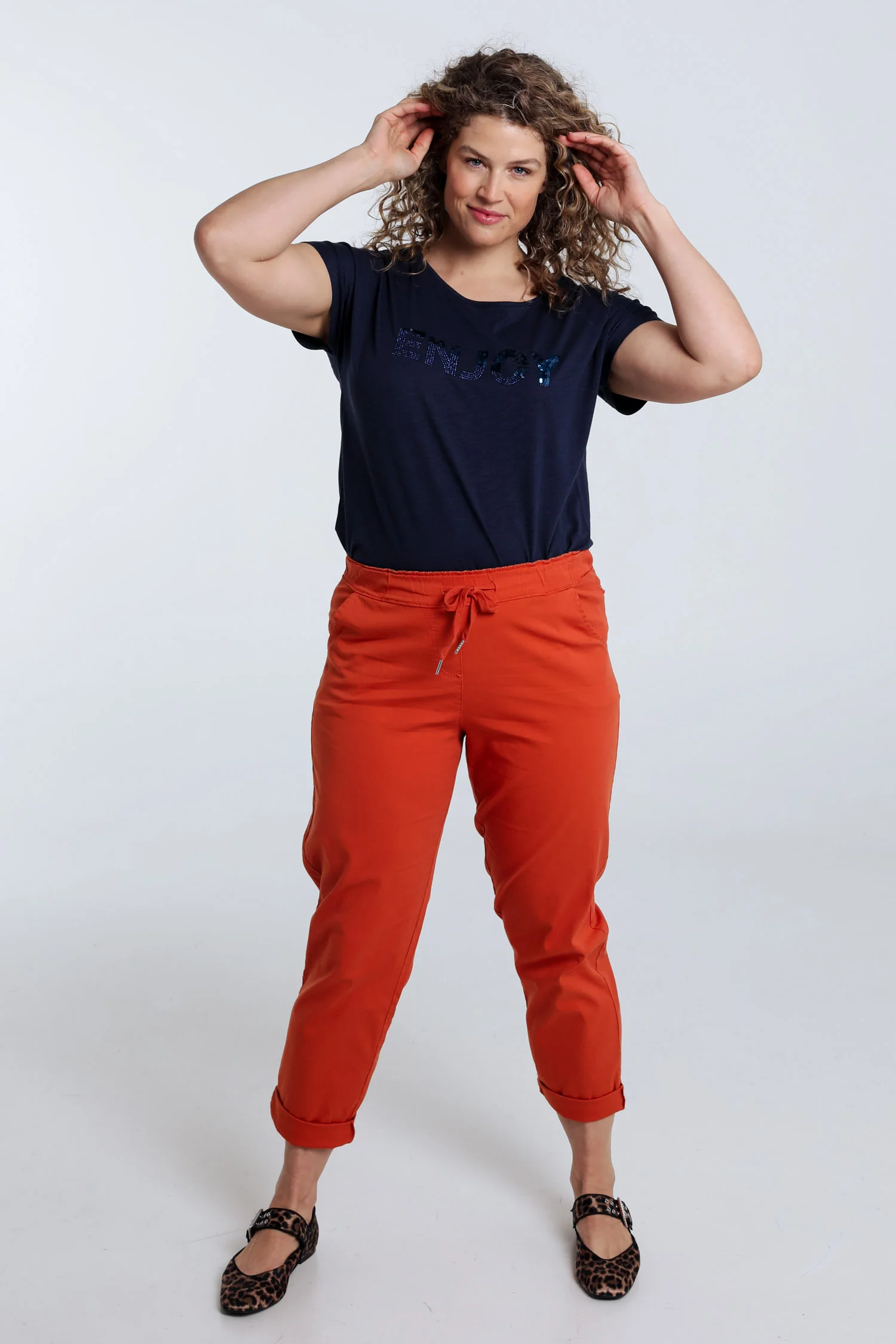 T-shirt uni avec broderie Enjoy et sequins - Image 9